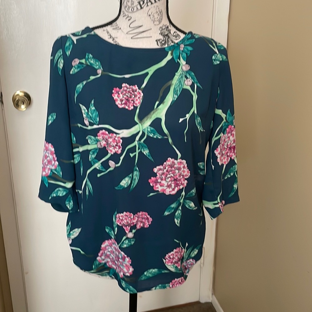 HD in Paris size 0 top beautiful floral print silky feel